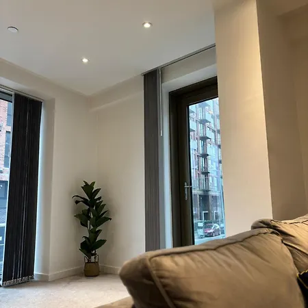 Entire Modern Apartment In Manchester City Centre-3